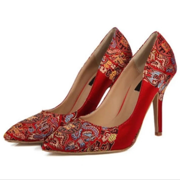 Chinese red embroidered shoes - Picture 1 of 4